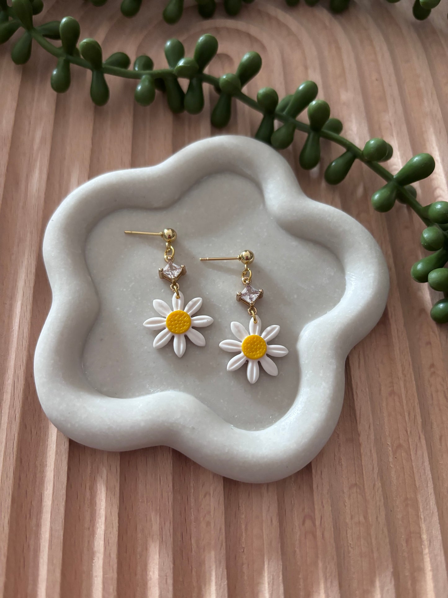 Daisy earrings with charm