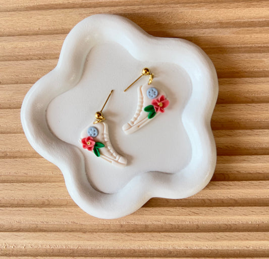 Sneaker earrings with flower detail